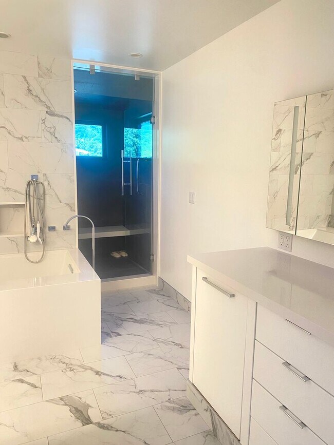 Building Photo - Manoa 5 Bedroom, 3.5 Bathroom, 2-Car Garag...