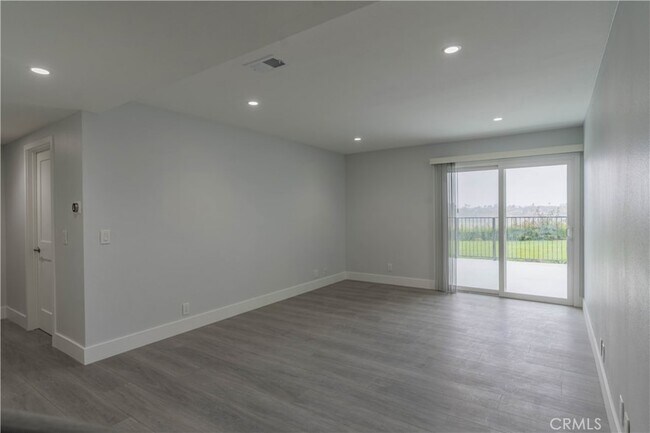 Building Photo - 633 Vista Bonita