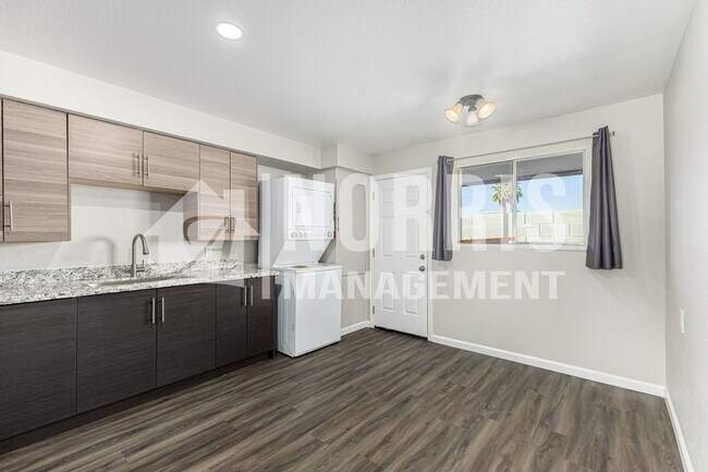 Building Photo - Convenient, Beautifully Updated Space Available Now!