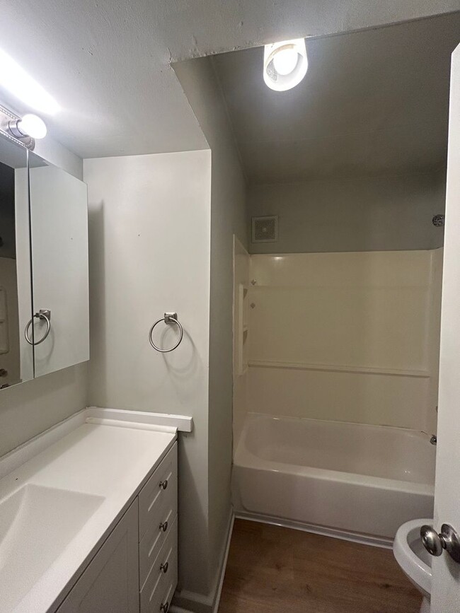 Building Photo - 3 Bedroom/ 2 Bath Townhome