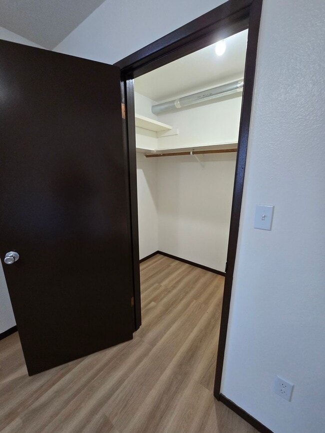 Building Photo - Incredible Value!  Upstairs Pet Friendly 2...