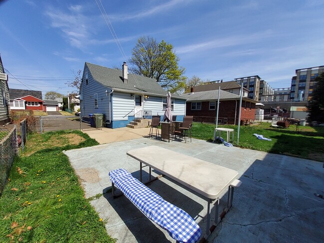 Building Photo - 119 Lindegar St