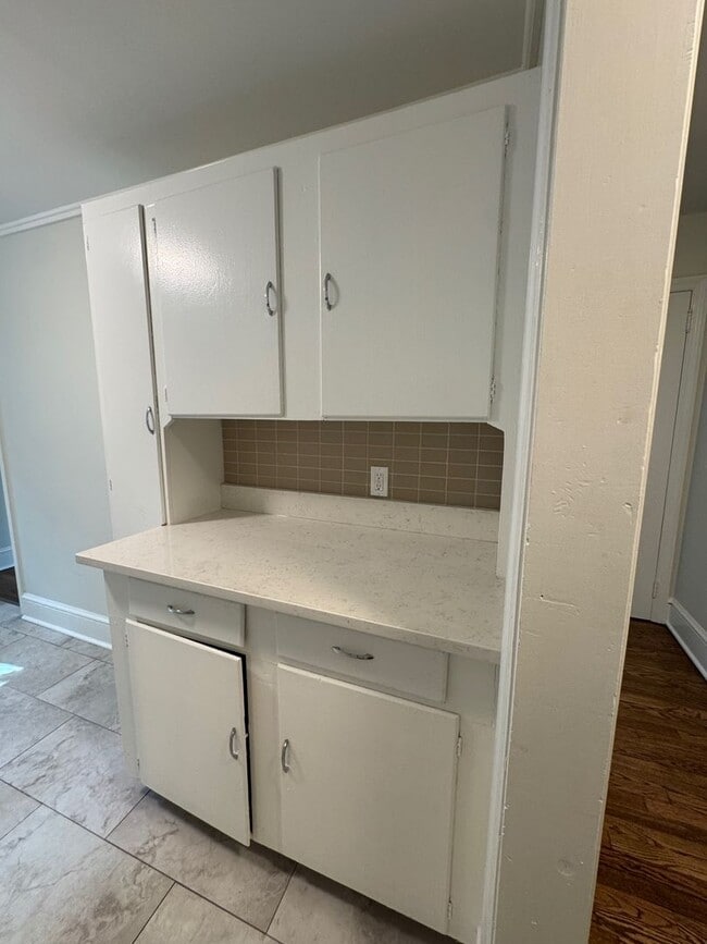 Building Photo - Central AVL - 1/1 Updated Apartment Ready ...