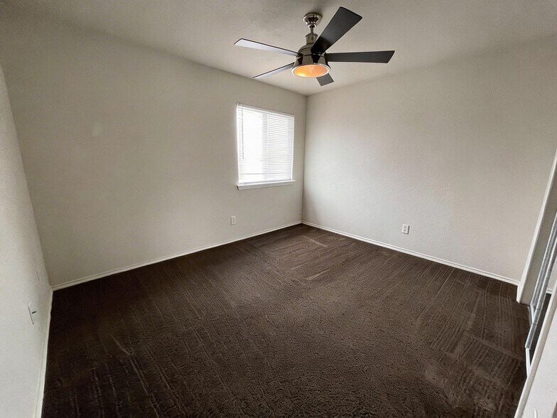 Building Photo - 5400 Jitterbug Ct
