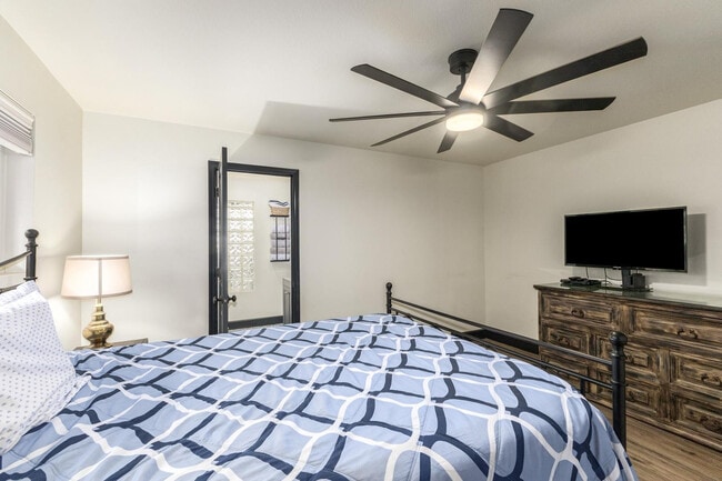 Building Photo - 617 E Ellis Dr