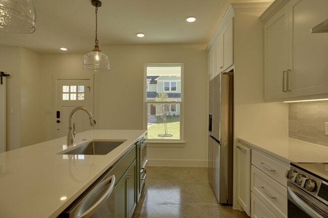 Building Photo - 112 Cardinal Wds