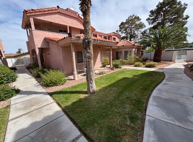 Building Photo - Stunning 3Bed/2Bath/2Car 1st Floor Condo with Private Yard, and Luxurious Amenities! $300 Off Mov...