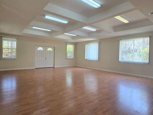 Building Photo - Cute Single Family Home with Large Bonus R...