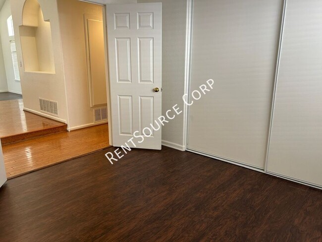 Building Photo - 3210 Lantana Ct