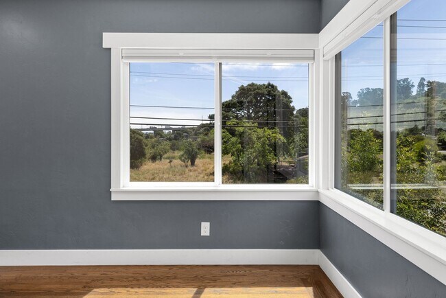 Building Photo - Beautiful Duplex In Highly Desirable San Rafael!