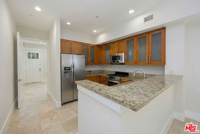 Building Photo - 2020 Holly Dr