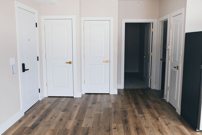 Building Photo - 754 Mt Vernon Ave