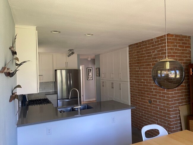 Building Photo - 3065 N Glencoe St