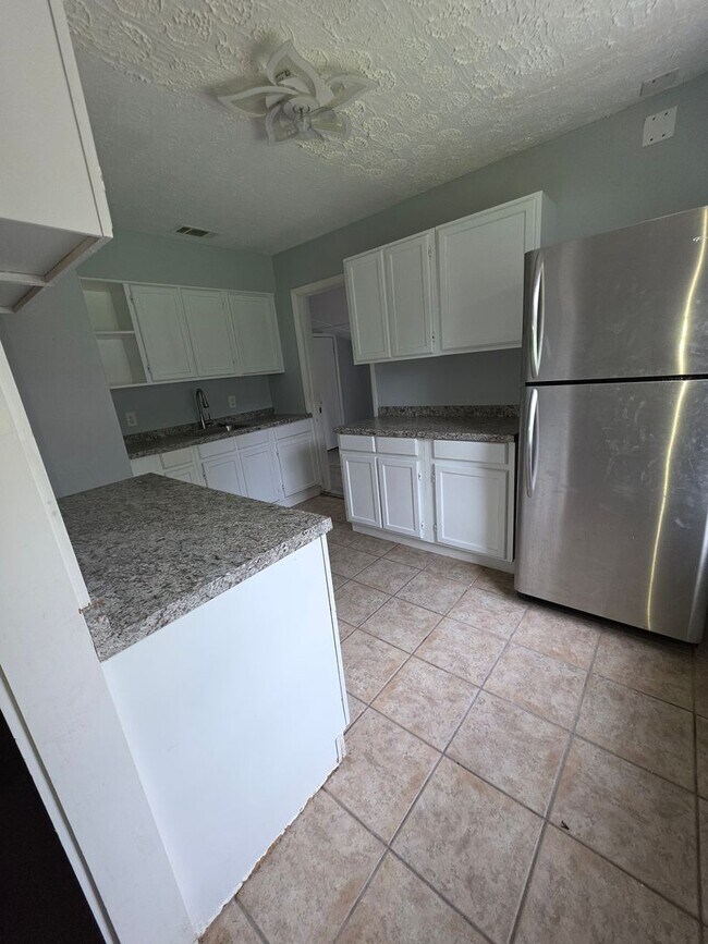 Building Photo - BEAUTIFUL 4 BEDROOM 1 BATHROOM HOME