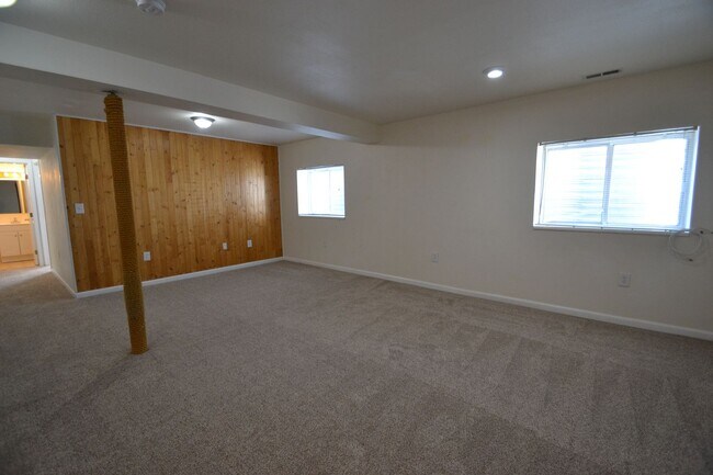 Building Photo - 5 Bed 3 Bath Ranch with Finished Basement