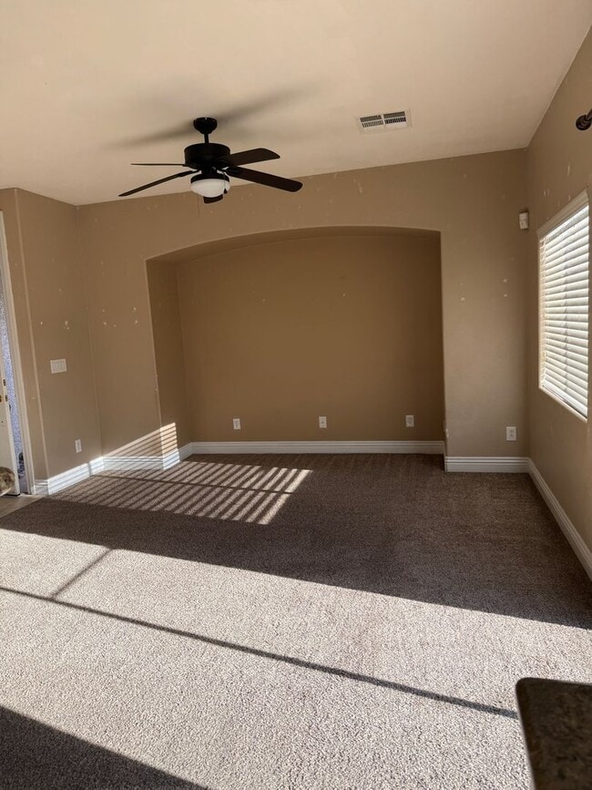 Building Photo - Fabulous Floor-Plan in Paradise Court!