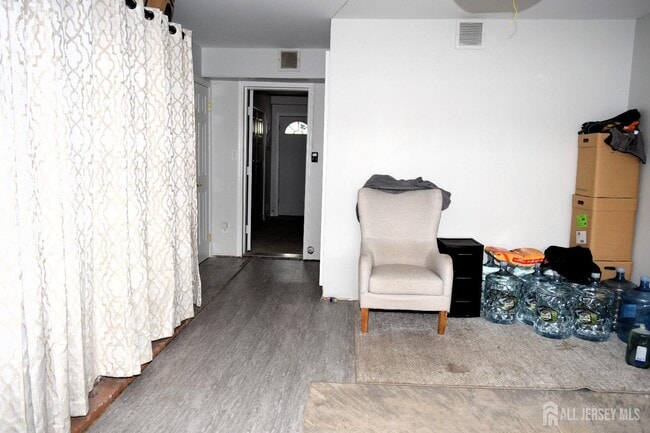 Building Photo - 51 Larch St