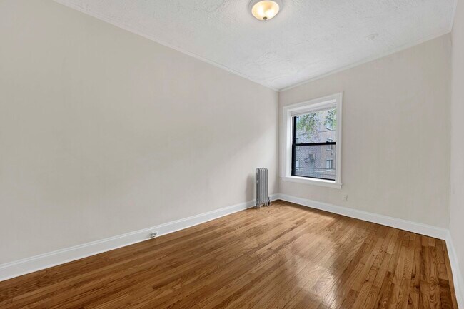 Building Photo - 1235 W Greenleaf Ave