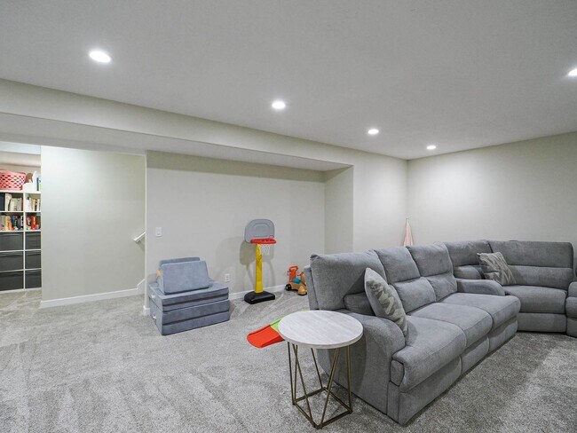 Building Photo - Beautiful House in Excellent Daybreak Loca...