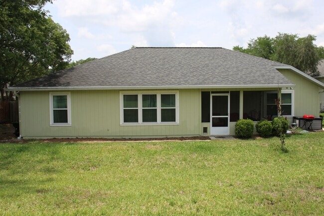 Building Photo - Spacious 3/2 in Eagle Point
