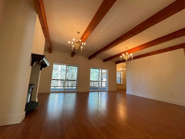 Building Photo - Large home in the Running Y