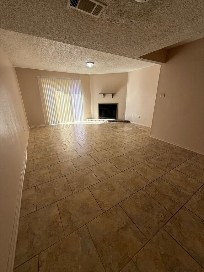 Building Photo - 2BD 1.5BA TOWNHOUSE WITH WATER INCLUDED