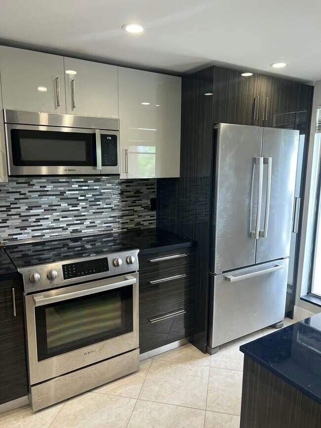 Building Photo - 17 Royal Palm Way