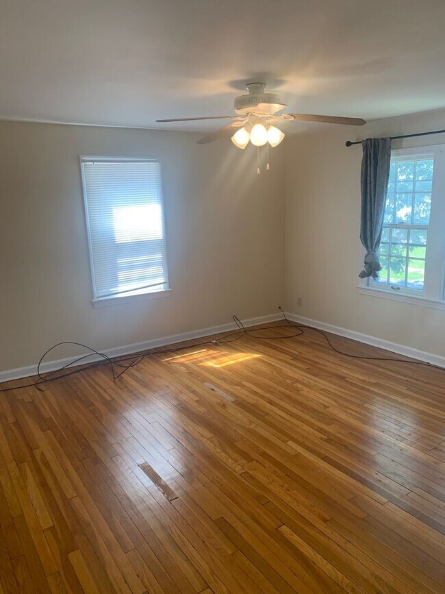 Building Photo - Beautiful Cleveland Heights 4 Bedroom Home...