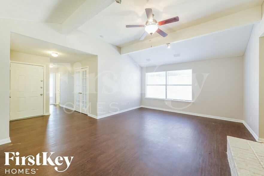 Building Photo - 529 Valley Spring Dr