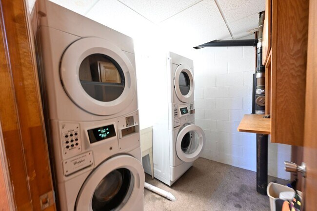 Building Photo - 425 W Cook Rd