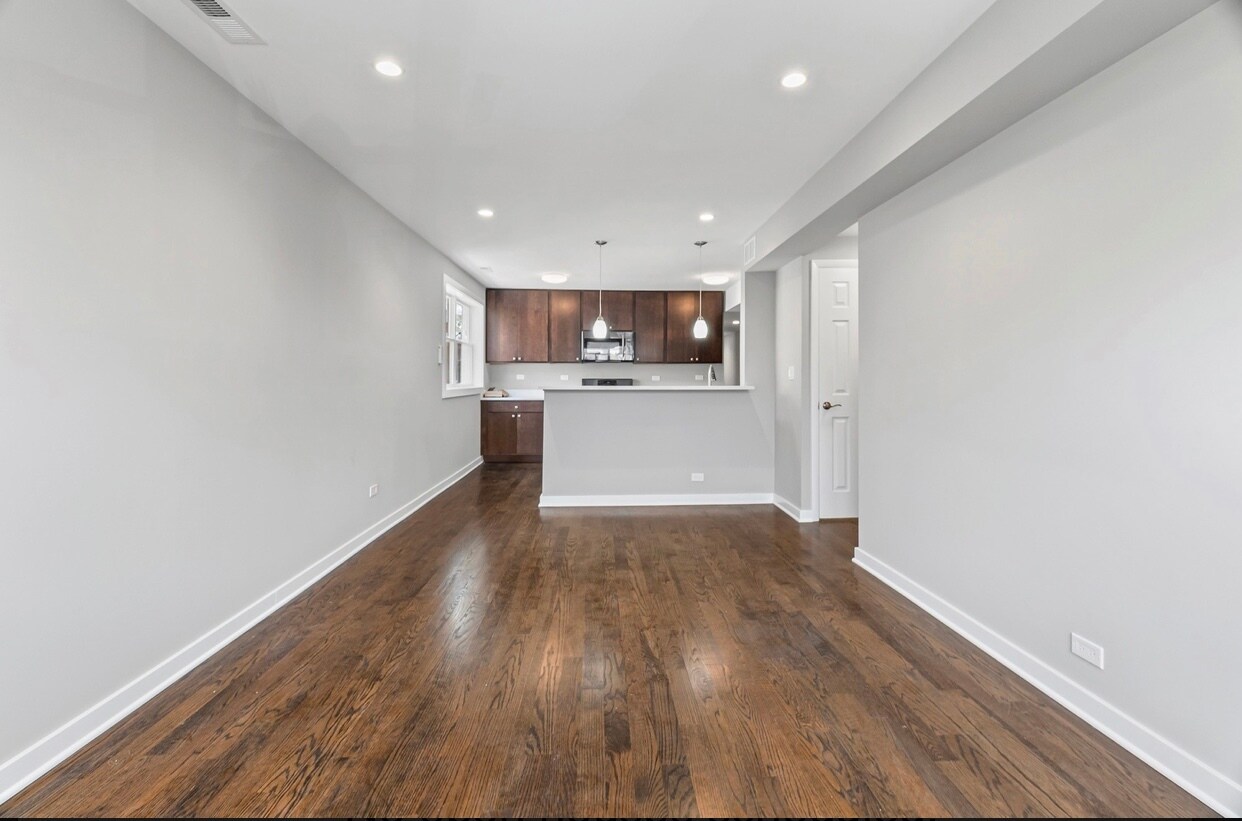 Building Photo - 2553 W Summerdale Ave