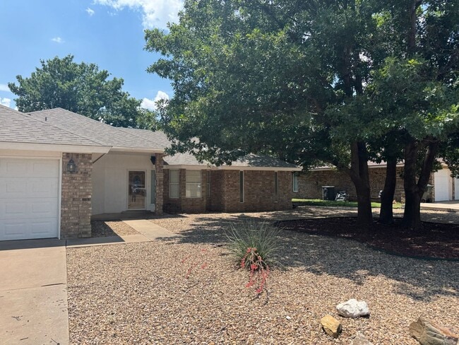 Primary Photo - 3Bd 2Bth Home in the Sought-after Colonial...