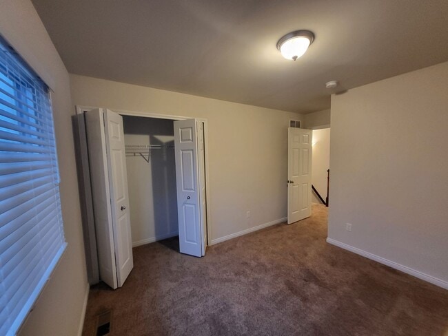 Building Photo - Spacious 4-Bedroom, 2.5-Bath Home Near Dow...