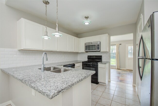 Building Photo - 2306 Pine Cone Dr