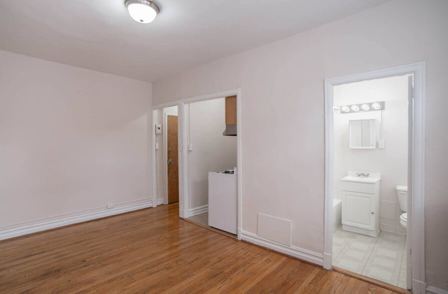 Studio Tier 10 Living Space - Rocksboro Apartments