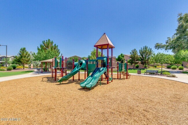Building Photo - Beautiful 5 bedroom, 3 bathroom home in Surprise AZ