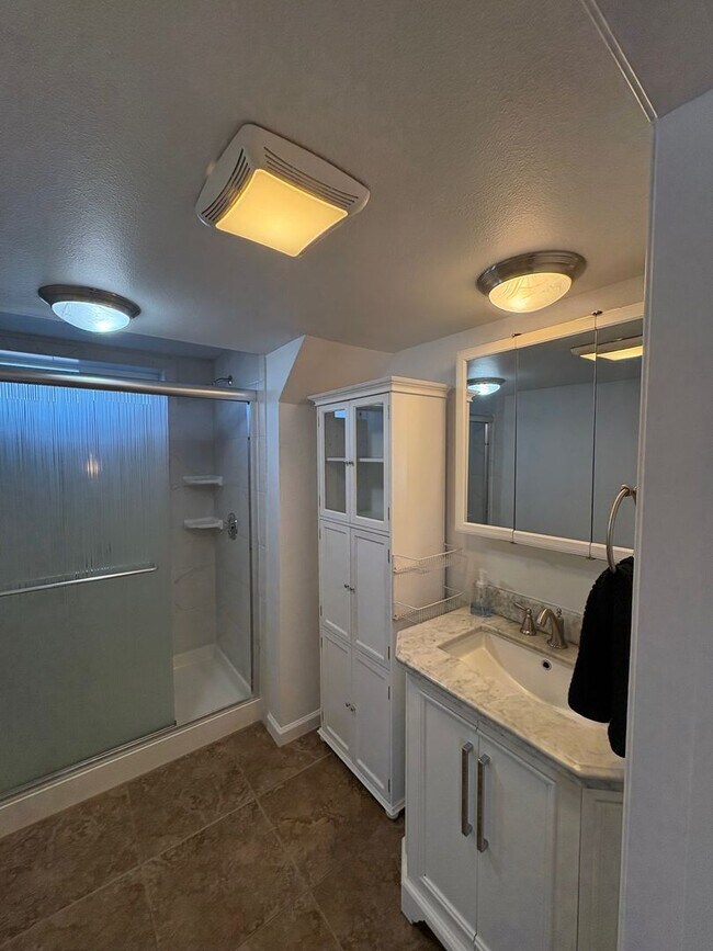 Building Photo - No Utilities Studio apartment with full Ki...