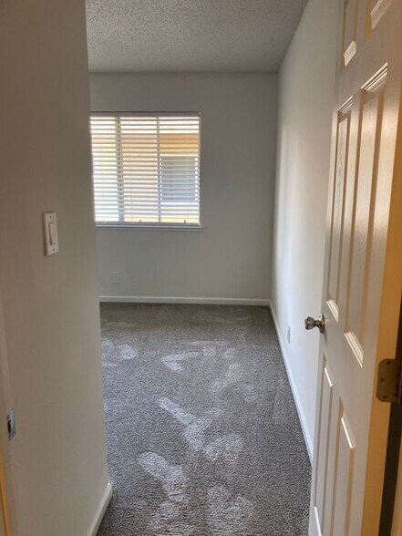 Building Photo - 5062 Rhode Island Dr