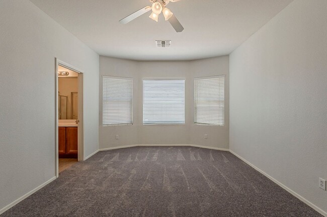Building Photo - 3 Bed 2 Bath - New Kitchen Appliances\Carp...