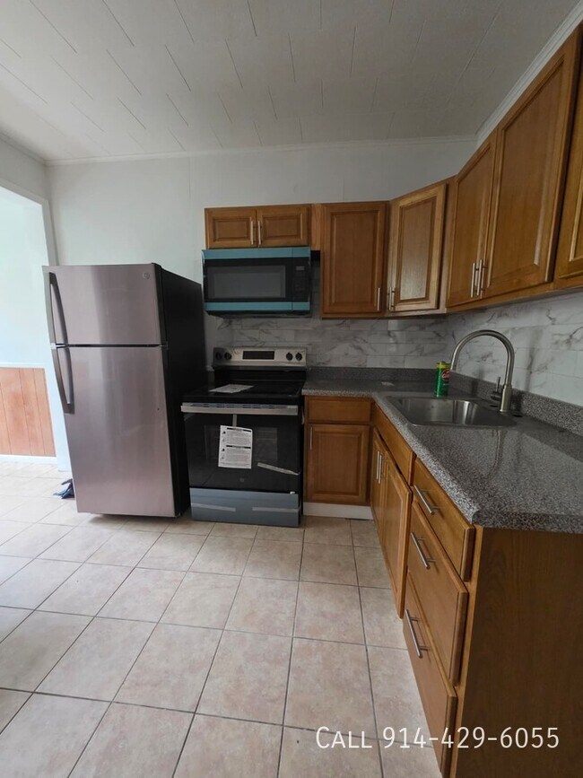 Building Photo - 143 Voss Ave