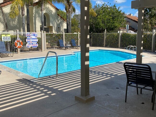 Building Photo - Light & Bright Mission Ridge Condo