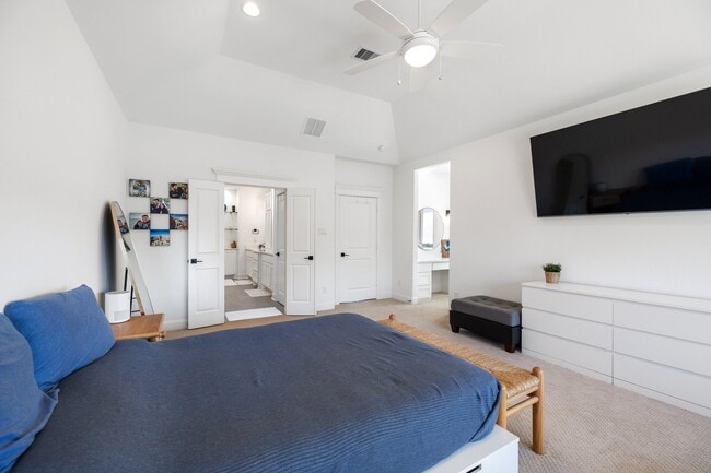 Building Photo - 817 W 19th St