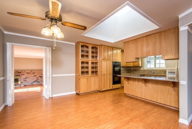 Building Photo - Spacious South Bay Home in Charming Neighb...
