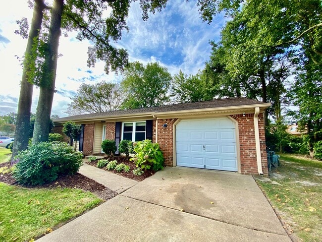 Building Photo - Charming Ranch-Style Home With Garage Avai...