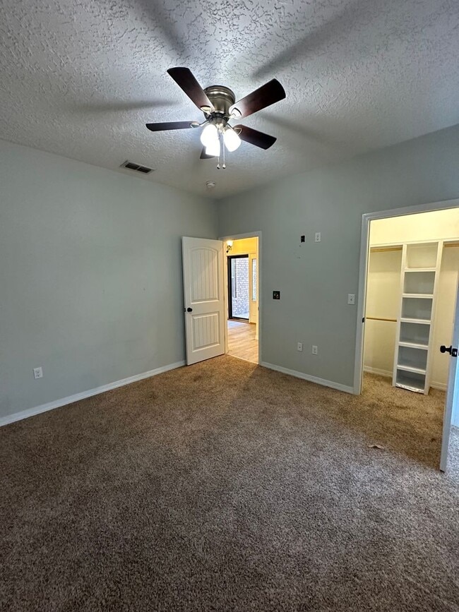 Building Photo - Stunning and Spacious 4 Bed Home! Parkview School District!