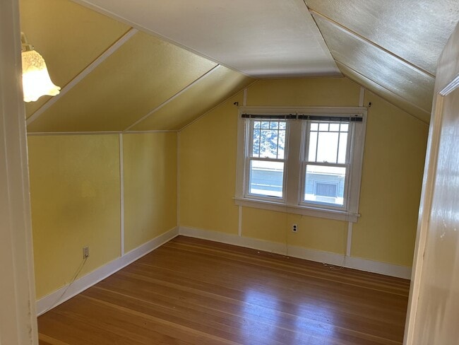 Building Photo - Large Craftsman Style Home