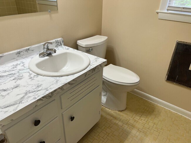 Building Photo - 717 Grove Ave