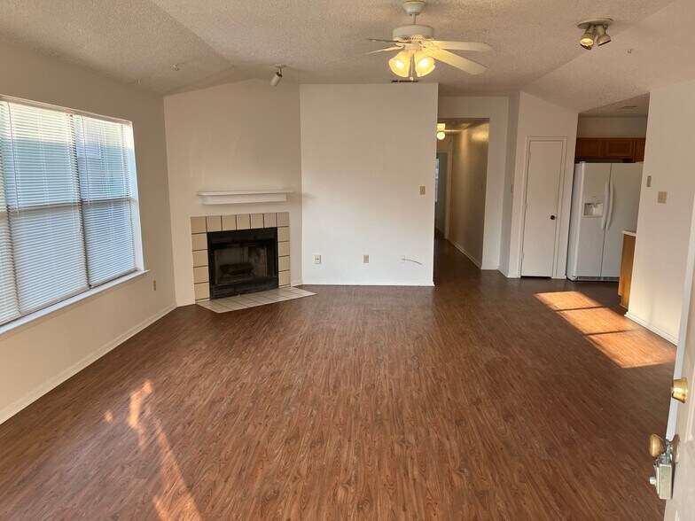 Building Photo - 10258 Aurora Dr