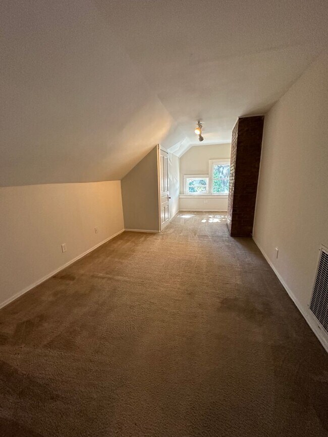 Building Photo - NORWOOD - Immaculate 1 bed efficiency unit on top floor of 4 family