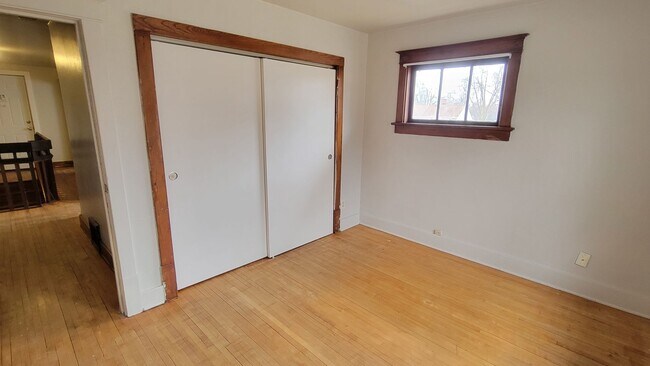 Building Photo - 2 bedroom/1 Bath duplex with large yard